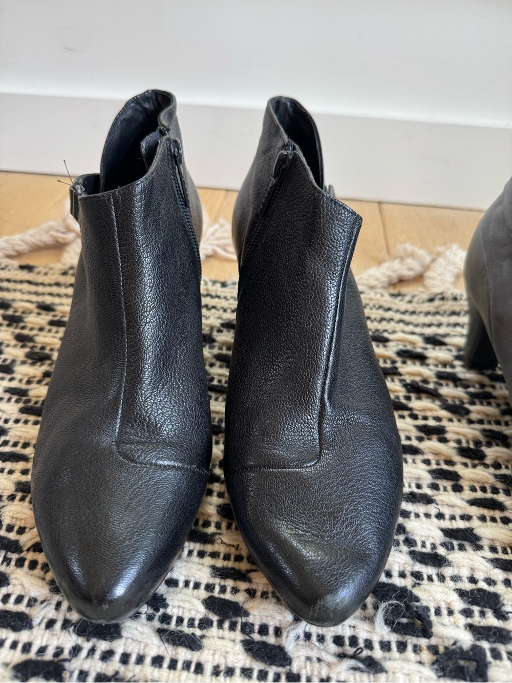 Tsubo Size 8.5 Black Ankle Boot